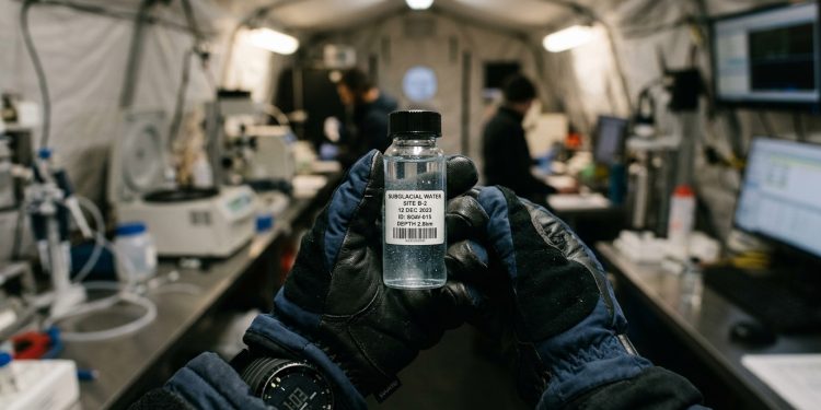 O maquinário blindado resistente a 100 graus negativos que está a perfurar a Antártida e a Gronelândia para encontrar energia geotérmica oculta e dados do clima de há 1 milhão de anos