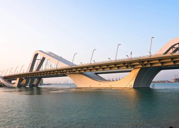 A estrutura de 842 metros com arcos que lembram dunas de areia ilumina a noite de Abu Dhabi como uma obra de arte