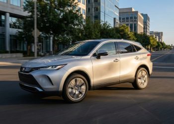 Nova geração do SUV japonês troca motor aspirado por turbo e aposta em painel digital para recuperar espaço nas garagens brasileiras