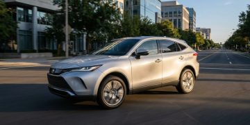 Nova geração do SUV japonês troca motor aspirado por turbo e aposta em painel digital para recuperar espaço nas garagens brasileiras