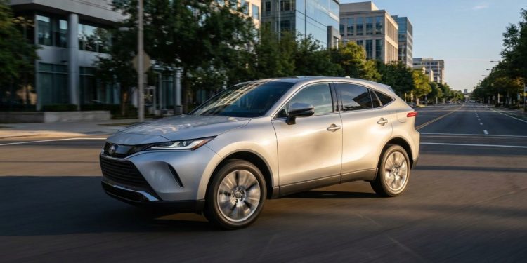Nova geração do SUV japonês troca motor aspirado por turbo e aposta em painel digital para recuperar espaço nas garagens brasileiras