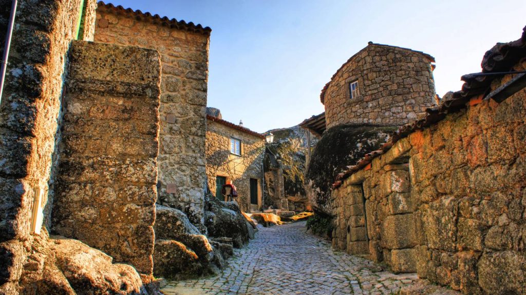 Protegida por muralhas do século XII, esta vila portuguesa de pedra granítica parece ter parado no tempo sobre o topo da serra