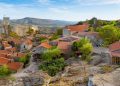 Protegida por muralhas do século XII, esta vila portuguesa de pedra granítica parece ter parado no tempo sobre o topo da serra