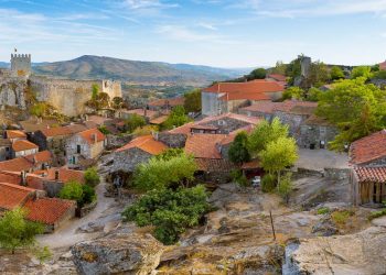 Protegida por muralhas do século XII, esta vila portuguesa de pedra granítica parece ter parado no tempo sobre o topo da serra