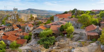 Protegida por muralhas do século XII, esta vila portuguesa de pedra granítica parece ter parado no tempo sobre o topo da serra