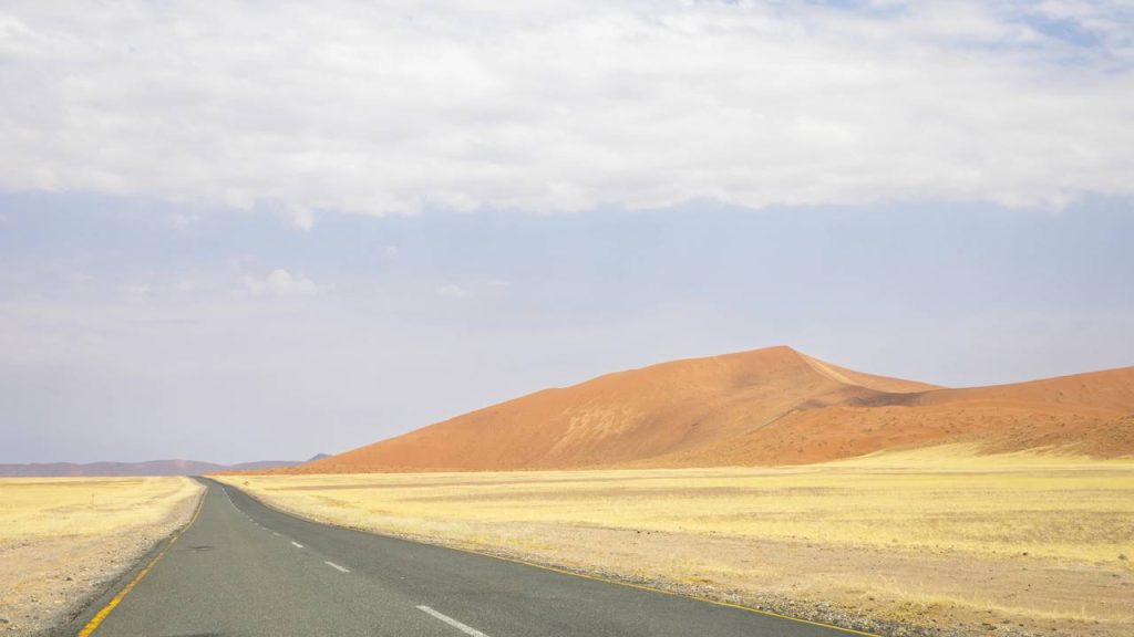 Cruzando dunas que superam 300 metros de altura, esta rota de areia na Namíbia exige pneus calibrados para não atolar no deserto