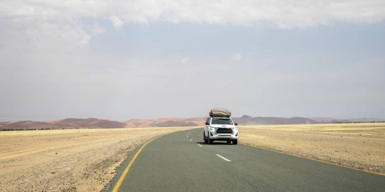 Cruzando dunas que superam 300 metros de altura, esta rota de areia na Namíbia exige pneus calibrados para não atolar no deserto