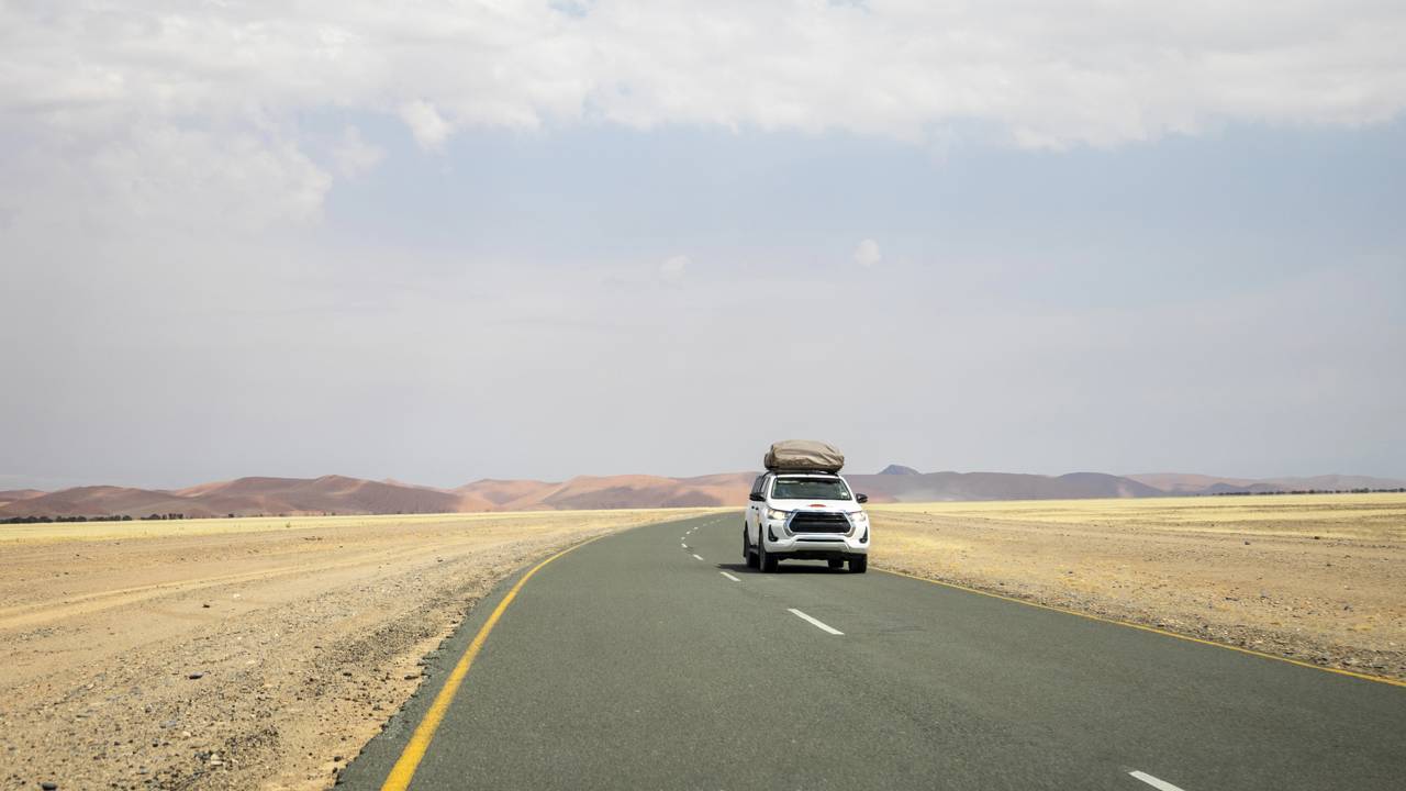 Cruzando dunas que superam 300 metros de altura, esta rota de areia na Namíbia exige pneus calibrados para não atolar no deserto