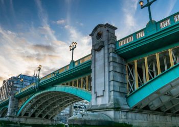 Inaugurada em 1921 com cinco vãos de aço e 244 metros de extensão, esta ponte liga o centro financeiro de Londres ao distrito de Southwark