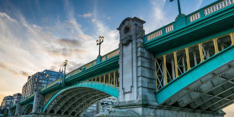 Inaugurada em 1921 com cinco vãos de aço e 244 metros de extensão, esta ponte liga o centro financeiro de Londres ao distrito de Southwark