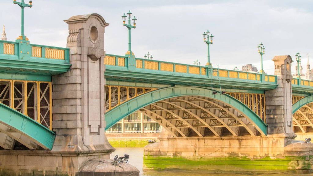 Inaugurada em 1921 com cinco vãos de aço e 244 metros de extensão, esta ponte liga o centro financeiro de Londres ao distrito de Southwark