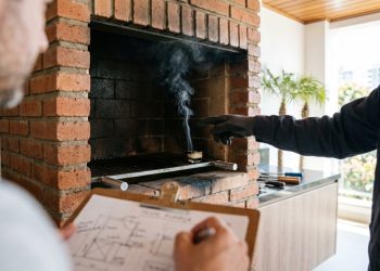 Quanto um pedreiro cobra para construir uma churrasqueira de alvenaria em uma área gourmet de 20 m² em 2026?