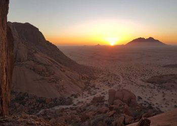 Estrada na Namíbia com 30 km de cascalho, a rota que leva ao Spitzkoppe é o principal acesso às milenares formações de granito