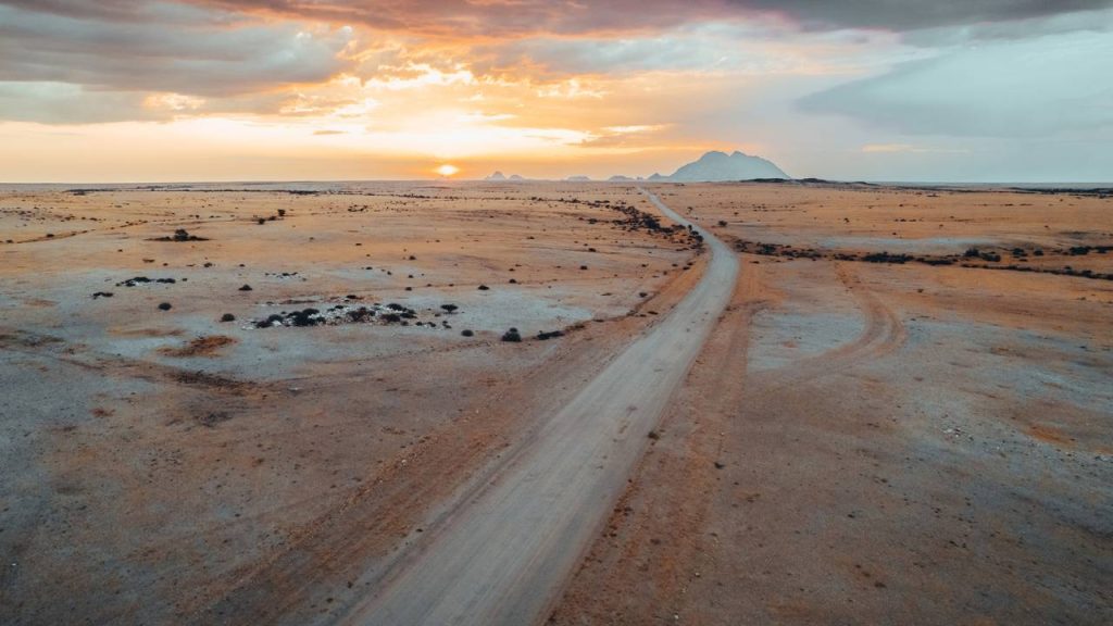 Estrada na Namíbia com 30 km de cascalho, a rota que leva ao Spitzkoppe é o principal acesso às milenares formações de granito