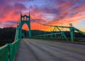 Com seu vão central de 368 metros e torres góticas de 122 metros, a ponte em Portland virou um ícone da engenharia americana