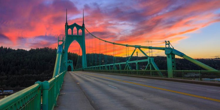 Com seu vão central de 368 metros e torres góticas de 122 metros, a ponte em Portland virou um ícone da engenharia americana