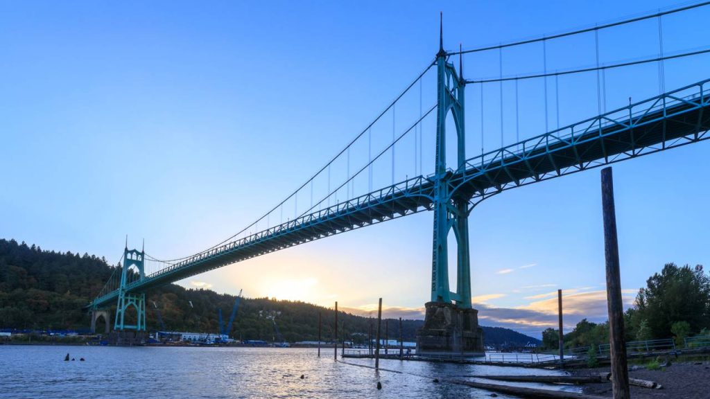 Com seu vão central de 368 metros e torres góticas de 122 metros, a ponte em Portland virou um ícone da engenharia americana