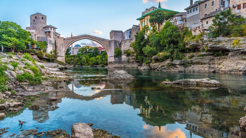 Com um arco de pedra de 24 metros sobre o rio Neretva e reconstruída em 2004, a estrutura do século XVI é o maior símbolo de união do país