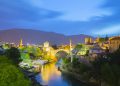 Com um arco de pedra de 24 metros sobre o rio Neretva e reconstruída em 2004, a estrutura do século XVI é o maior símbolo de união do país