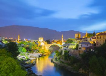 Com um arco de pedra de 24 metros sobre o rio Neretva e reconstruída em 2004, a estrutura do século XVI é o maior símbolo de união do país