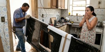 Quanto um marmorista cobra para instalar uma bancada de granito com cuba embutida em uma cozinha pequena em 2026?