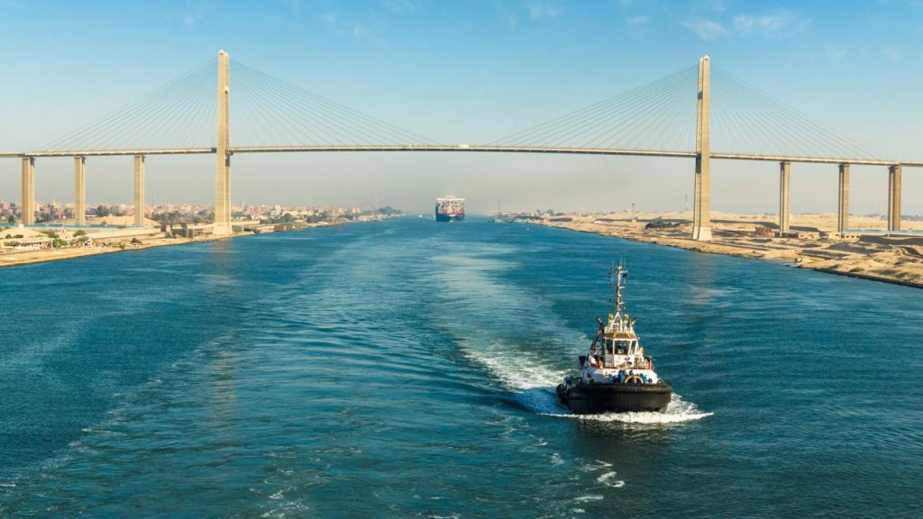 A impressionante travessia estaiada com 404 metros de vão livre que cruza o canal de navegação e une as terras de dois continentes