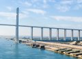 A impressionante travessia estaiada com 404 metros de vão livre que cruza o canal de navegação e une as terras de dois continentes