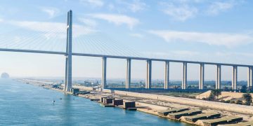 A impressionante travessia estaiada com 404 metros de vão livre que cruza o canal de navegação e une as terras de dois continentes