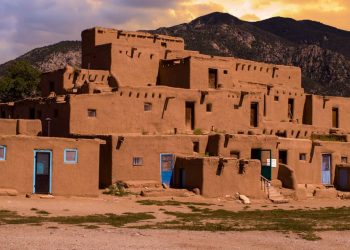 Habitada continuamente há mais de 1.000 anos, esta construção de adobe no Novo México é o exemplo máximo da arquitetura ancestral
