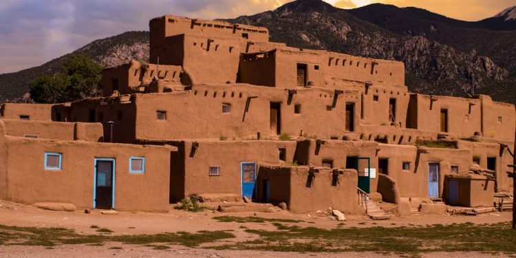 Habitada continuamente há mais de 1.000 anos, esta construção de adobe no Novo México é o exemplo máximo da arquitetura ancestral