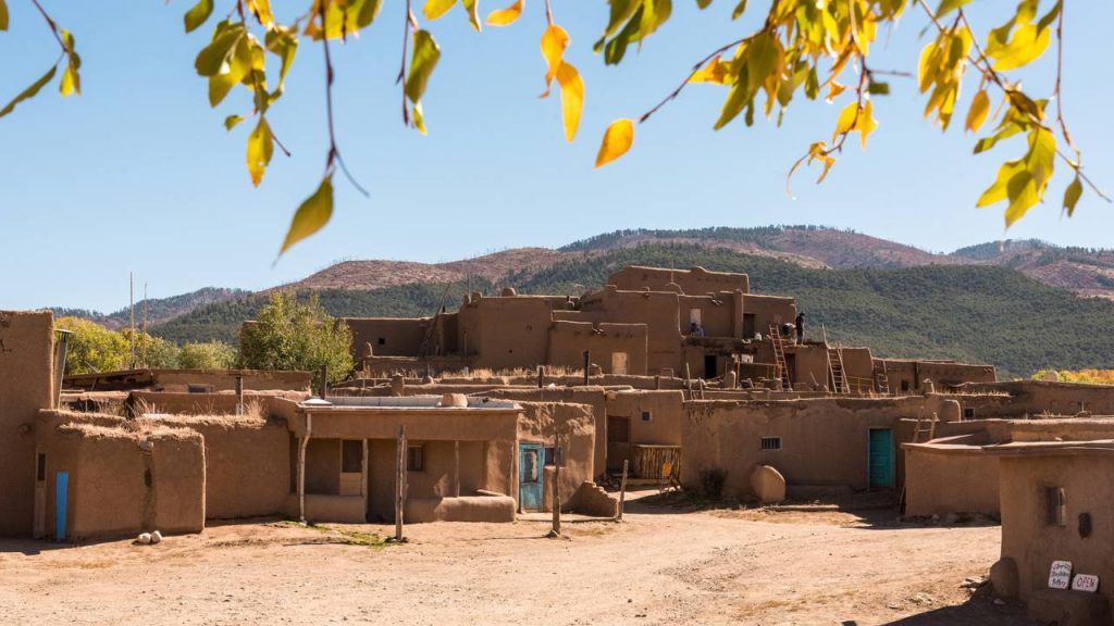 Habitada continuamente há mais de 1.000 anos, esta construção de adobe no Novo México é o exemplo máximo da arquitetura ancestral