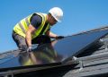 Quanto um técnico de ar-condicionado, um instalador de painéis solares e um eletricista de rede lógica cobram em 2026?