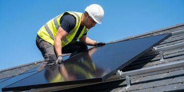 Quanto um técnico de ar-condicionado, um instalador de painéis solares e um eletricista de rede lógica cobram em 2026?