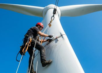 A vertiginosa profissão que exige ficar pendurado por uma corda a 100 metros de altura para remendar pás de gigantescas turbinas eólicas