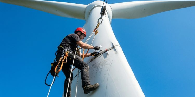 A vertiginosa profissão que exige ficar pendurado por uma corda a 100 metros de altura para remendar pás de gigantescas turbinas eólicas