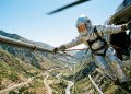 A arriscada profissão que exige saltar de um helicóptero em movimento para consertar cabos elétricos com 500 mil volts de energia