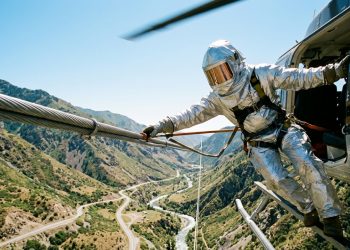 A arriscada profissão que exige saltar de um helicóptero em movimento para consertar cabos elétricos com 500 mil volts de energia