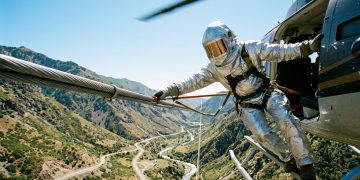 A arriscada profissão que exige saltar de um helicóptero em movimento para consertar cabos elétricos com 500 mil volts de energia