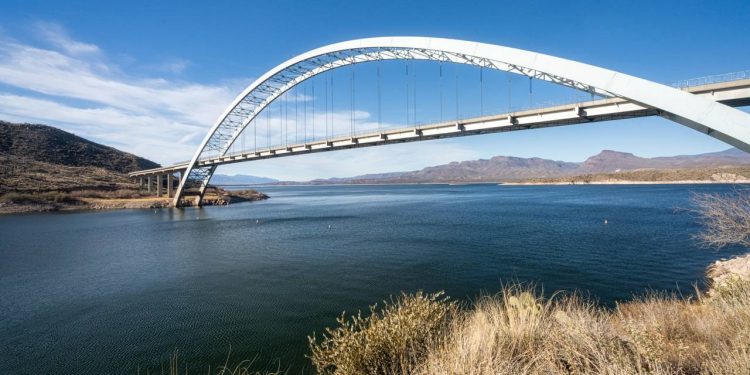 Com suas extensas rampas atravessando o Rio Potomac, a ponte de 1964 virou o elo automobilístico fundamental entre Washington e o estado da Virgínia