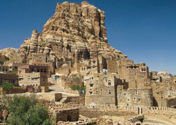 Erguida no topo de um penhasco íngreme, esta cidade fortificada de pedra resiste há séculos na aridez do Iêmen