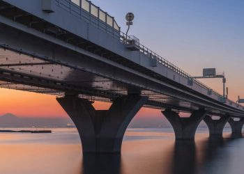 A mega rodovia no Japão que engoliu 11 bilhões de dólares para atravessar o mar e forçou o surgimento de uma ilha artificial redonda apenas para estacionar carros