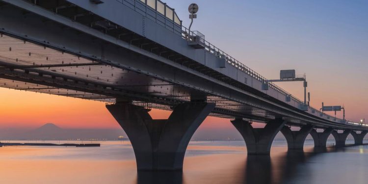 A mega rodovia no Japão que engoliu 11 bilhões de dólares para atravessar o mar e forçou o surgimento de uma ilha artificial redonda apenas para estacionar carros