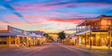 Fundada em 1877 durante o auge da prata, esta cidade do Arizona preserva o cenário real do faroeste americano