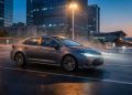 Híbrido da Toyota faz 17,5 km por litro na cidade e prova que sedã grande também pode beber pouco