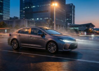 Híbrido da Toyota faz 17,5 km por litro na cidade e prova que sedã grande também pode beber pouco