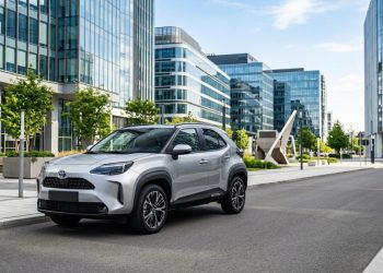 O SUV híbrido japonês que não quebra e faz 20 km por litro sendo o pesadelo dos postos de combustível