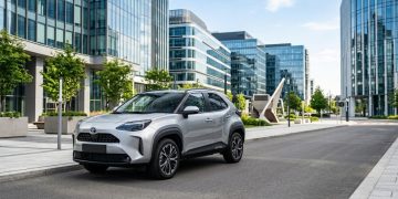 O SUV híbrido japonês que não quebra e faz 20 km por litro sendo o pesadelo dos postos de combustível