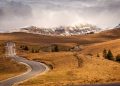 Estrada a 1.925 metros de altitude, a Transbucegi cruza as montanhas Bucegi, consolidando-se como uma das rotas alpinas mais altas e cênicas dos Cárpatos