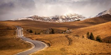 Estrada a 1.925 metros de altitude, a Transbucegi cruza as montanhas Bucegi, consolidando-se como uma das rotas alpinas mais altas e cênicas dos Cárpatos