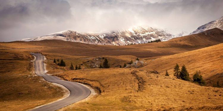 Estrada a 1.925 metros de altitude, a Transbucegi cruza as montanhas Bucegi, consolidando-se como uma das rotas alpinas mais altas e cênicas dos Cárpatos